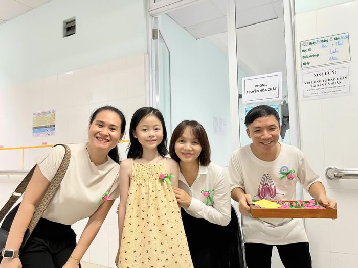 Hình ảnh hoa hồng cài áo trong ngày lễ Vu Lan tượng trưng cho lòng hiếu thảo, sự tri ân và tình cảm thiêng liêng của con cái dành cho cha mẹ.