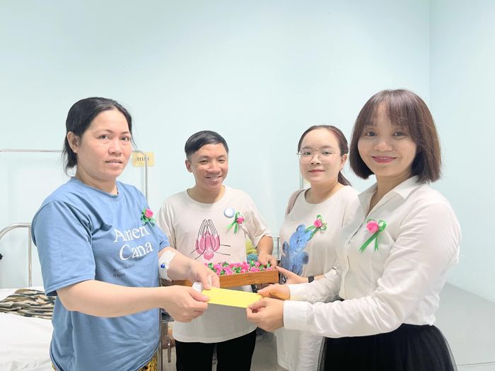 Nhóm trao quà cho các bệnh nhân đang điều trị tại Bệnh viện Ung bướu Khánh Hòa.
