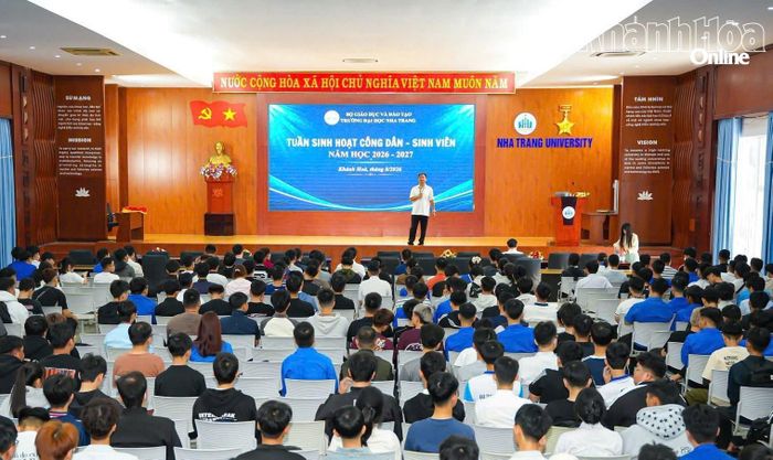 Quang cảnh Tuần sinh hoạt công dân - sinh viên đầu khóa tại Trường Đại học Nha Trang. Ảnh: LÊ HÒA. 