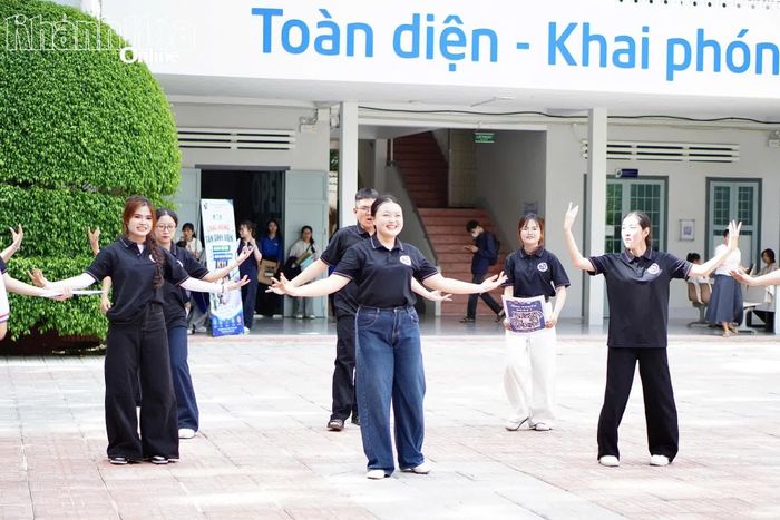 Tiết mục giao lưu văn nghệ tại Ngày hội chào đón tân sinh viên tại Trường Đại học Khánh Hòa. 