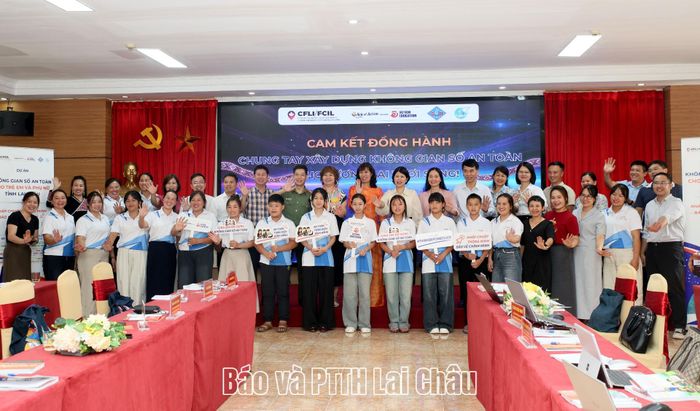 Các đại biểu chụp ảnh lưu niệm tại buổi lễ. 