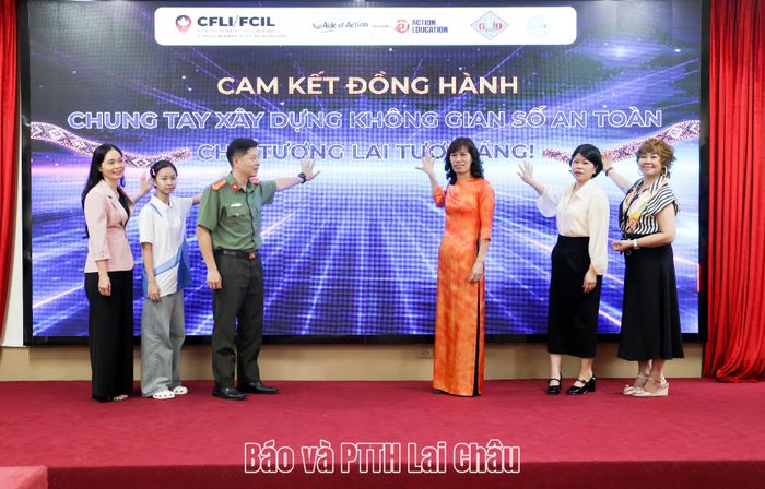 Các đại biểu thực hiện nghi thức khởi động dự án và chiến dịch truyền thông “Nhấp chuột thông minh - Bảo vệ chính mình”. 
