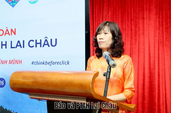 Bà Nghiêm Thị Kim Huê - Phó Giám đốc Sở Giáo dục và Đào tạo, Trưởng Ban Quản lý dự án phát biểu tại buổi lễ. 