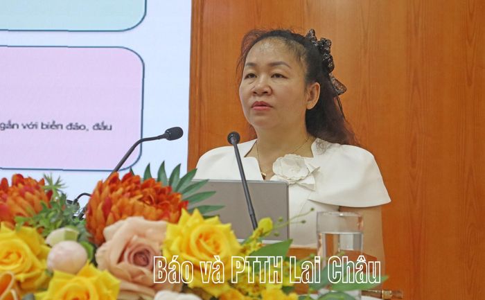 Đồng chí Khoàng Thị Thanh Nga - Tỉnh uỷ viên, Phó Bí thư chuyên trách Đảng uỷ các cơ quan Đảng tỉnh triển khai các chuyên đề tại hội nghị.