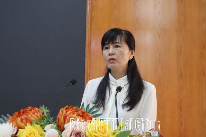 Đồng chí Tạ Đặng Phượng - Đảng uỷ viên, Phó Trưởng Ban Tuyên giáo và Dân vận Đảng uỷ, báo cáo viên Đảng bộ Các cơ quan Đảng tỉnh triển khai các chuyên đề tại hội nghị.