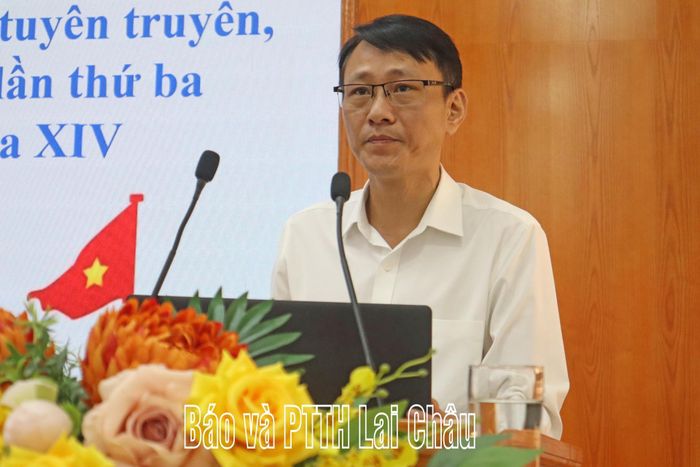 Đồng chí Lại Khánh Trung - Đảng uỷ viên, Phó Trưởng Ban Tổ chức Đảng ủy, báo cáo viên Đảng bộ Các cơ quan Đảng tỉnh triển khai các chuyên đề tại hội nghị.
