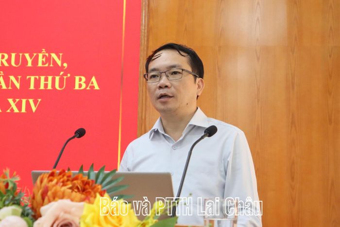 Lãnh đạo Trường Chính trị tỉnh phát biểu tham luận tại hội nghị.