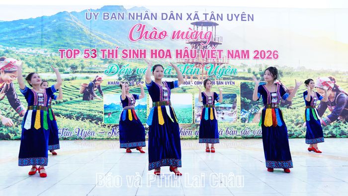 Tiết mục văn nghệ chào mừng mang đậm bản sắc dân tộc.