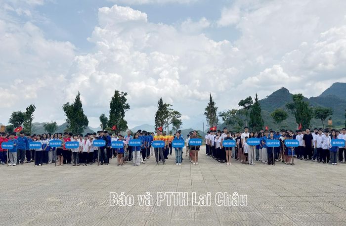 Quang cảnh lễ phát động.