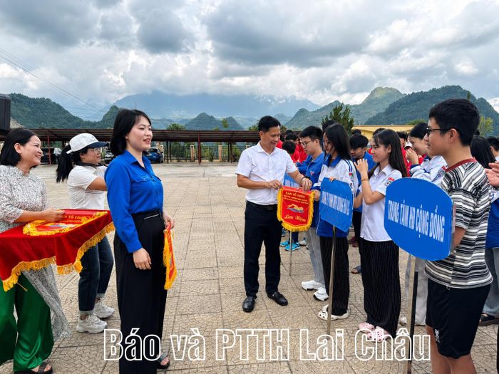 Ban Tổ chức trao cờ lưu niệm cho các đoàn tham gia giải bơi.