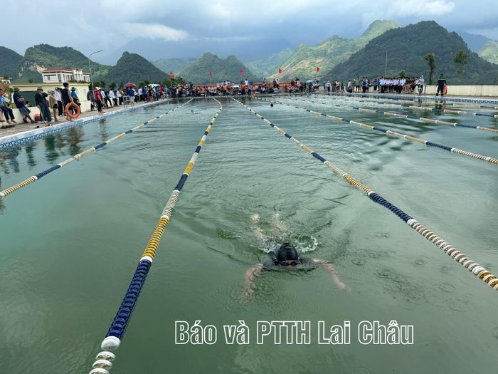 Vận động viên tham gia thi bơi.