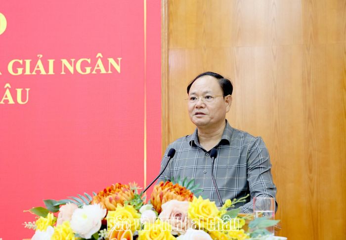 Đồng chí Lê Minh Ngân - Bí thư Tỉnh uỷ, Chủ tịch HĐND tỉnh, Trưởng Ban Chỉ đạo tỉnh phát biểu kết luận cuộc họp.