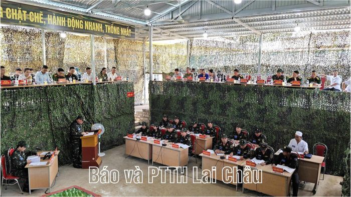 Các đại biểu tham quan thực hành tác chiến phòng thủ.