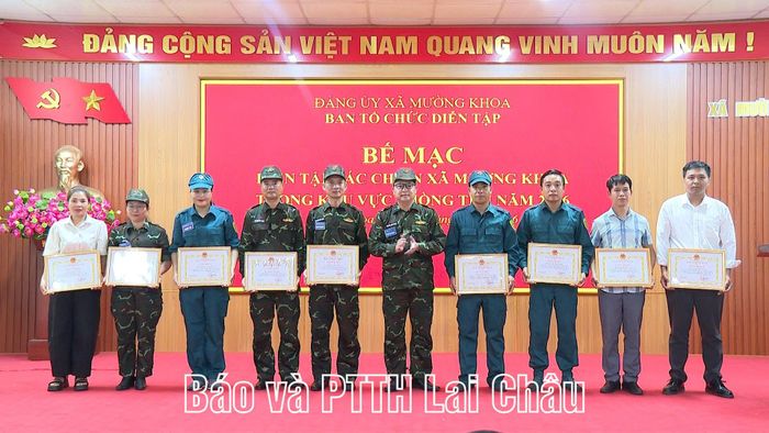 ... tặng giấy khen cho các cá nhân có thành tích xuất sắc trong diễn tập.