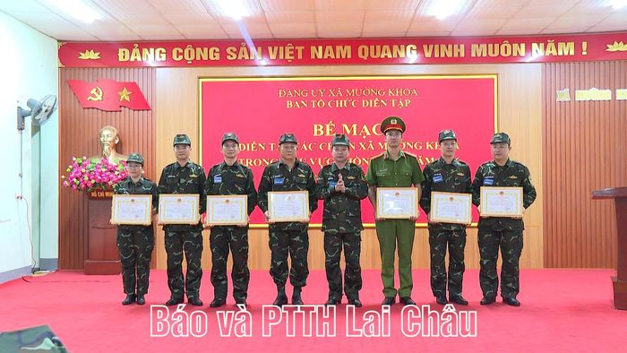 Ban Tổ chức thực hiện nhiệm vụ diễn tập xã tặng giấy khen cho các tập thể.