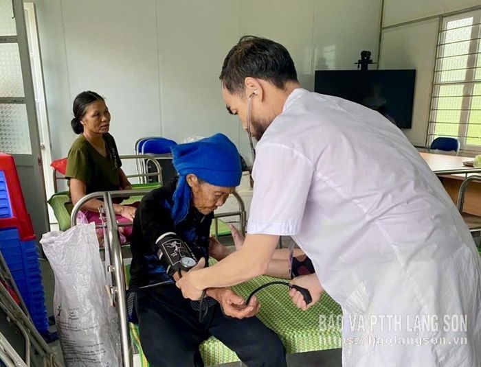 Cán bộ Trạm Y tế xã Tràng Định thường trực khám bệnh cho người dân trong thời gian mưa bão