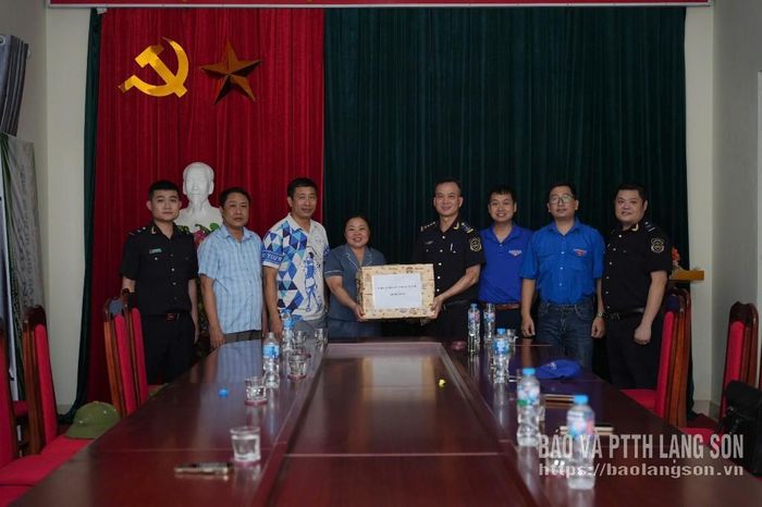 Đại diện Đội Hải quan cửa khẩu Tân Thanh, Chi cục Hải quan khu vực VI trao tặng quà cho UBND xã Kháng Chiến