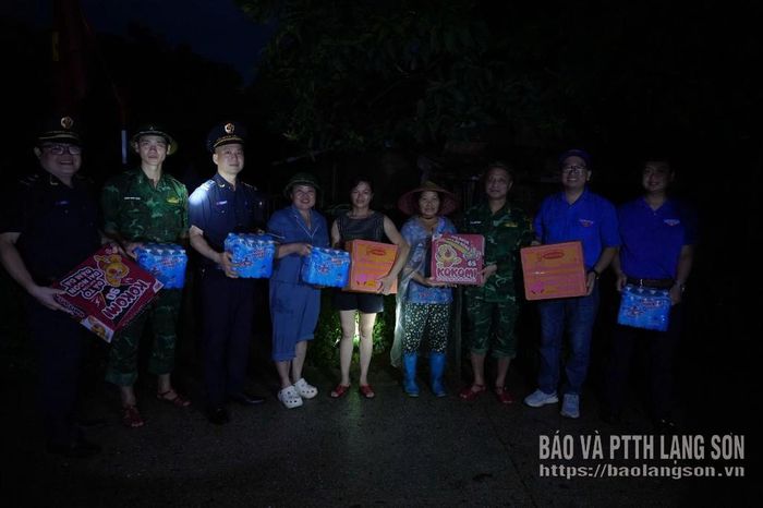Đại diện các đơn vị tặng nhu yếu phẩm cho người dân trên địa bàn xã Kháng Chiến