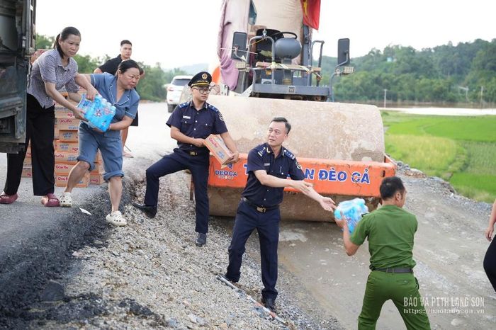 Đại diện các đơn vị hỗ trợ vận chuyển nhu yếu phẩm đến khu vực người dân bị ảnh hưởng do cơn bão số 4 trên địa bàn xã Kháng Chiến