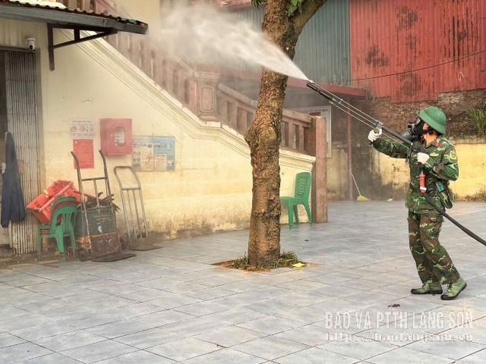 Lực lượng phòng hóa Quân khu 1 tiến hành phun hoá chất khử khuẩn tại khu vực chợ Giếng Vuông