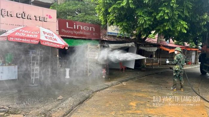 Lực lượng phòng hóa Quân khu 1 tiến hành phun hoá chất khử khuẩn tại khu vực chợ Giếng Vuông