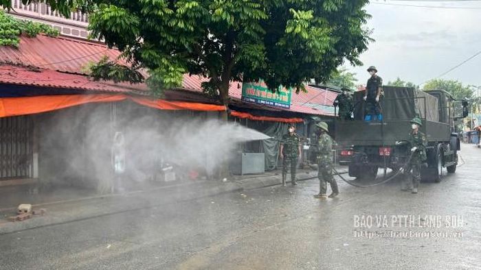 Lực lượng phòng hóa Quân khu 1 tiến hành phun hoá chất khử khuẩn tại khu vực chợ Giếng Vuông