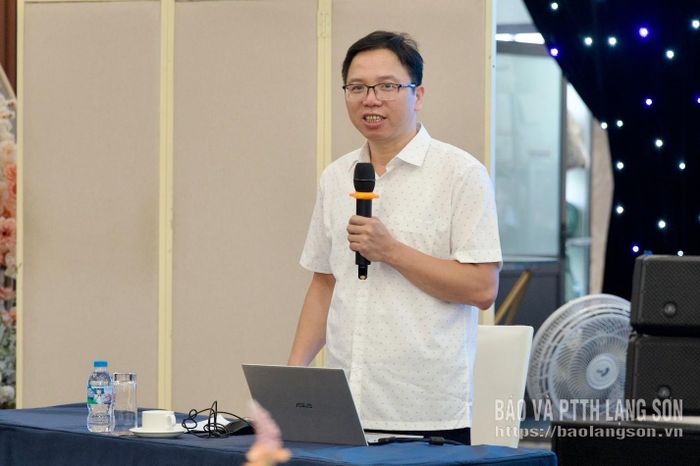 Lãnh đạo Phòng Giáo dục Trung học, Sở Giáo dục và Đào tạo trình bày báo cáo đề dẫn tại hội nghị