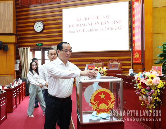 Đồng chí Dương Xuân Huyên, Ủy viên Ban Thường vụ Tỉnh ủy, Phó Chủ tịch Thường trực HĐND tỉnh và các đại biểu bỏ phiếu bầu Uỷ viên UBND tỉnh khóa XVIII, nhiệm kỳ 2026 - 2031