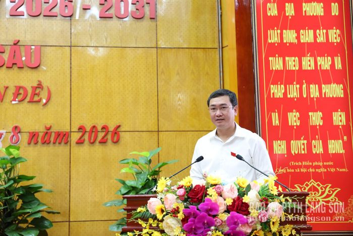 Đồng chí Nguyễn Cảnh Toàn, Phó Bí thư Tỉnh ủy, Chủ tịch UBND tỉnh trình bày tờ trình về việc miễn nhiệm, giới thiệu nhân sự bầu Ủy viên UBND tỉnh khóa XVIII, nhiệm kỳ 2026 - 2031