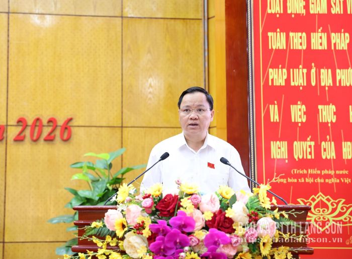 Trưởng Ban Kinh tế - Ngân sách HĐND tỉnh trình bày báo cáo thẩm tra dự thảo nghị quyết của HĐND tỉnh tại kỳ họp