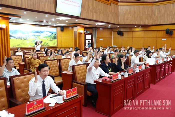Đại biểu HĐND tỉnh biểu quyết thông qua các nghị quyết tại kỳ họp