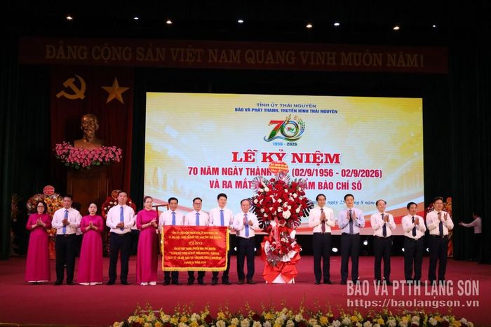 Các đồng chí lãnh đạo tỉnh Thái Nguyên tặng cờ lưu niệm và hoa chúc mừng tập thể Báo và Phát thanh, Truyền hình Thái Nguyên