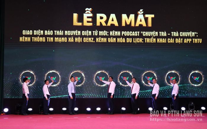 Các đại biểu thực hiện nghi thức bấm nút ra mắt các sản phẩm báo chí số