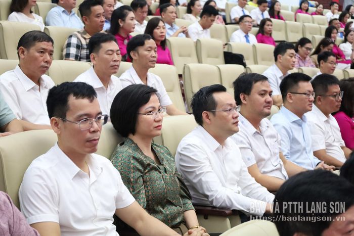 Các đại biểu dự buổi lễ