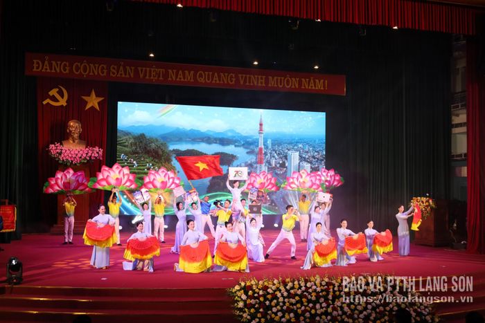 Tiết mục văn nghệ chào mừng lễ kỷ niệm