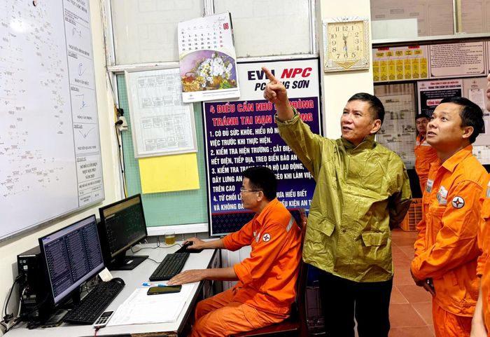 Lãnh đạo Công ty Điện lực Lạng Sơn kiểm tra, chỉ đạo khắc phục sự cố do bão số 4 tại Điện lực Lộc Bình