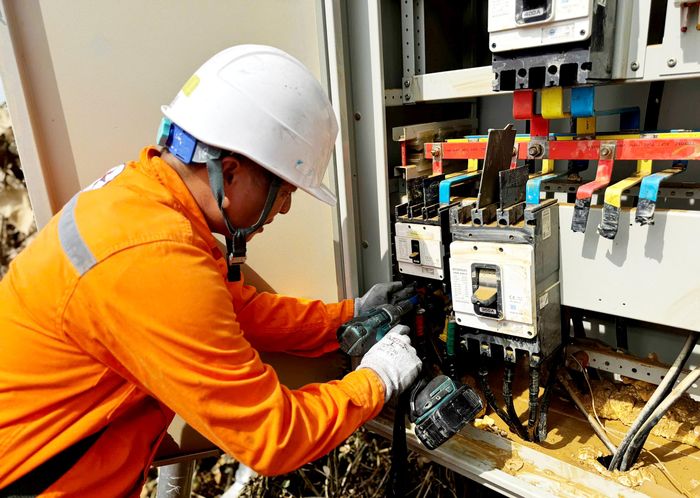 Nhân viên Điện lực Tràng Định thực hiện thay aptomat công tơ đầu nguồn của trạn biến áp bị ngập