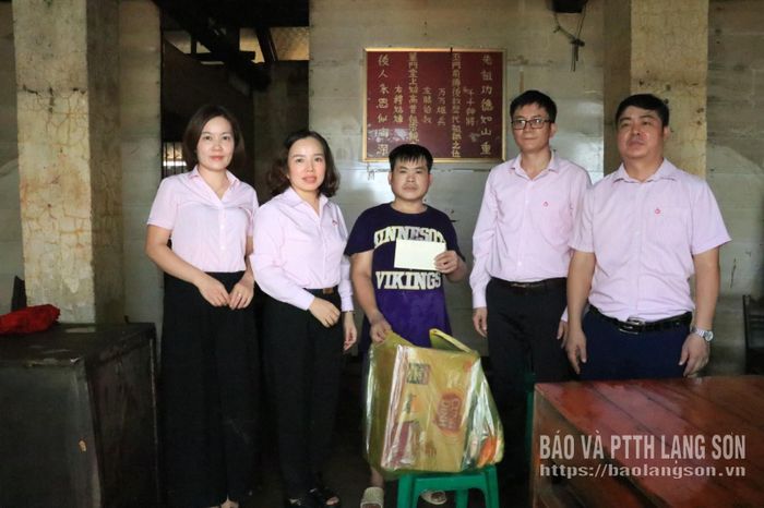 Lãnh đạo Chi nhánh Ngân hàng Chính sách xã hội tỉnh tặng quà hộ gia đình bị ảnh hưởng bởi mưa lũ tại xã Thất Khê