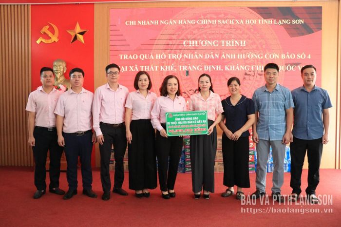 Lãnh đạo Chi nhánh Ngân hàng Chính sách xã hội tỉnh trao kinh phí hỗ trợ cho các xã Thất Khê, Quốc Việt, Tràng Định, Kháng Chiến