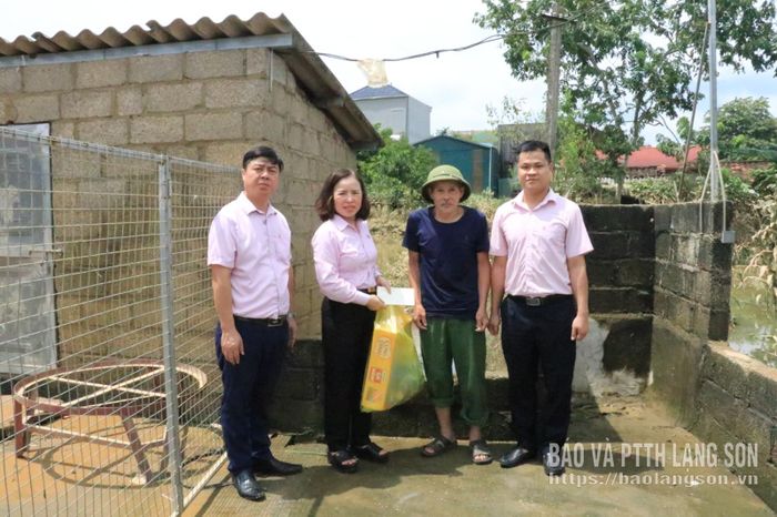 Lãnh đạo Chi nhánh Ngân hàng Chính sách xã hội tỉnh tặng quà hộ gia đình bị ảnh hưởng bởi mưa lũ tại xã Thất Khê