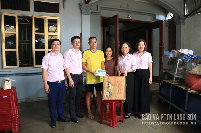 Lãnh đạo Chi nhánh Ngân hàng Chính sách xã hội tỉnh trao hỗ trợ cho gia đình người lao động của Ngân hàng Chính sách xã hội bị ảnh hưởng bởi mưa lũ