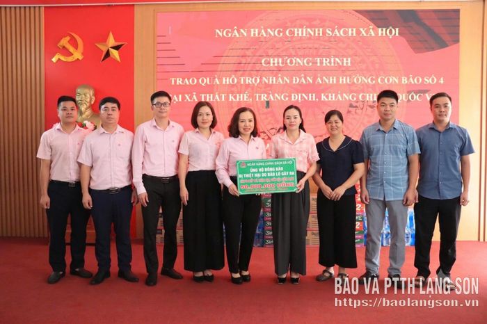 Lãnh đạo Chi nhánh Ngân hàng Chính sách xã hội tỉnh trao kinh phí hỗ trợ cho các xã Thất Khê, Quốc Việt, Tràng Định, Kháng Chiến