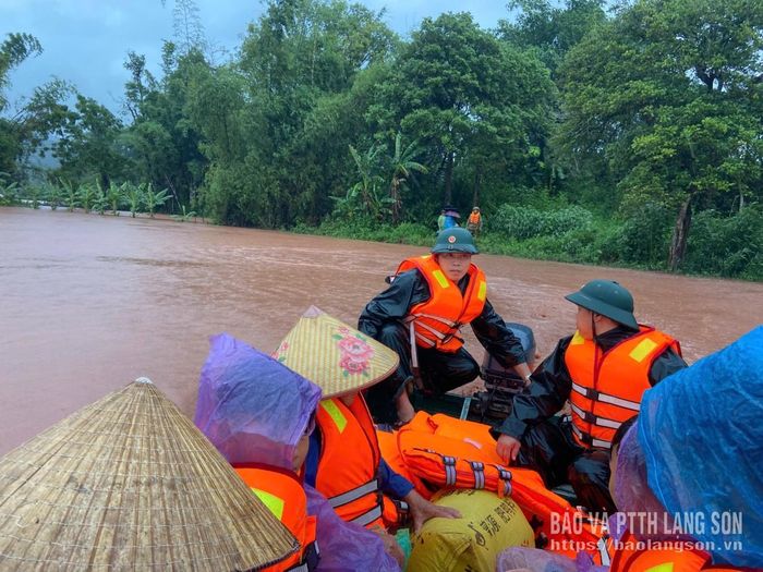 Những chuyến xuồng liên tục đi vào tâm lũ, đưa người dân đến nơi an toàn