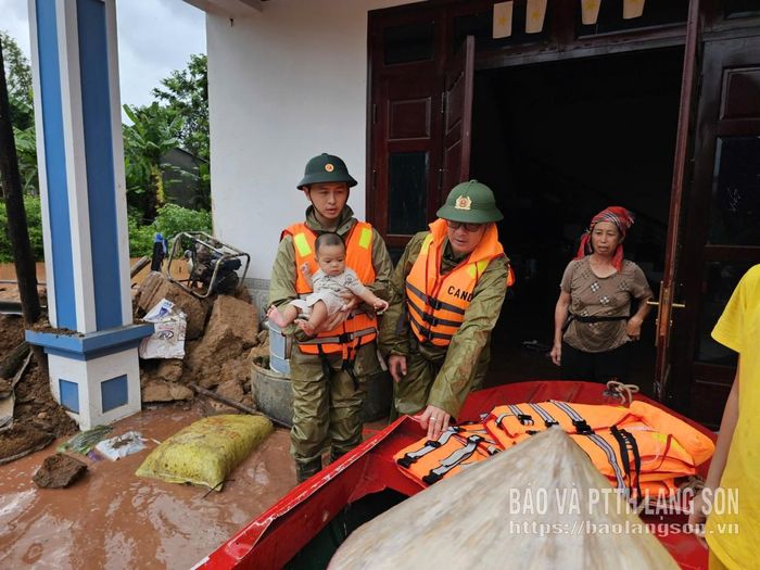Các lực lượng di dời người dân ra khỏi vùng nguy hiểm