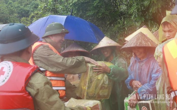 Lãnh đạo tỉnh tặng quà nhân dân vùng lũ