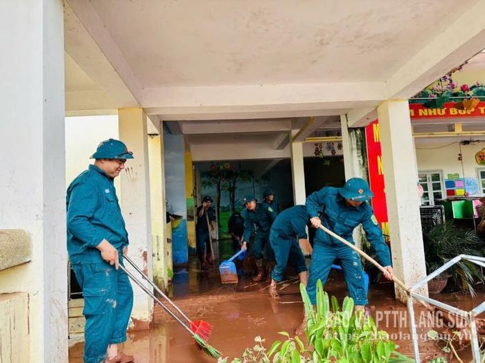 Lực lượng dân quân xã tham gia dọn dẹp trường học khẩn trương cho năm học mới