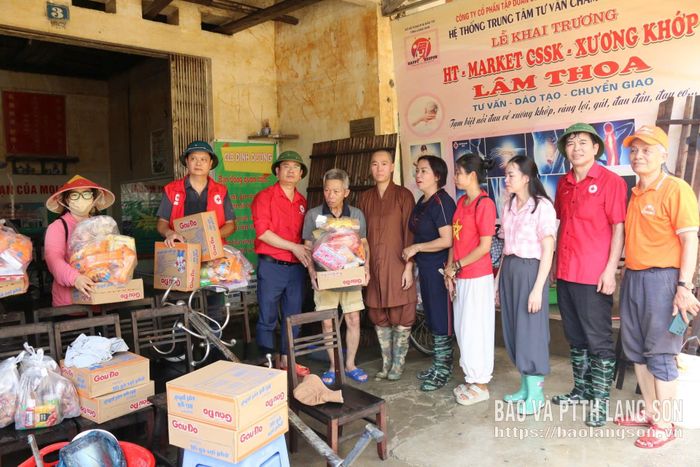 Lãnh đạo Hội Chữ thập đỏ tỉnh, lãnh đạo xã Thất Khê cùng các đoàn thiện nguyện trao hỗ trợ nhu yếu phẩm cho người dân 