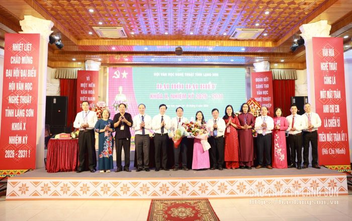 Lãnh đạo Ủy ban MTTQ Việt Nam tỉnh và lãnh đạo Liên hiệp các Hội VHNT Việt Nam tặng hoa chúc mừng Ban Chấp hành khoá X nhiệm kỳ 2026 - 2031