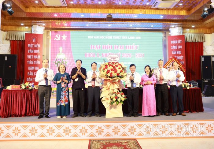 Lãnh đạo Liên hiệp các Hội VHNT Việt Nam tặng hoa chúc mừng đại hội