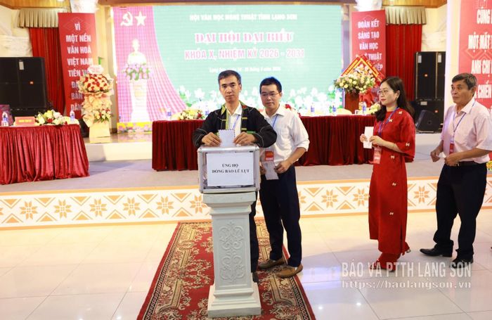 Các đại biểu dự đại hội đã quyên góp ủng hộ đồng bào lũ lụt bị ảnh hưởng bởi bão số 4 trên địa bàn tỉnh